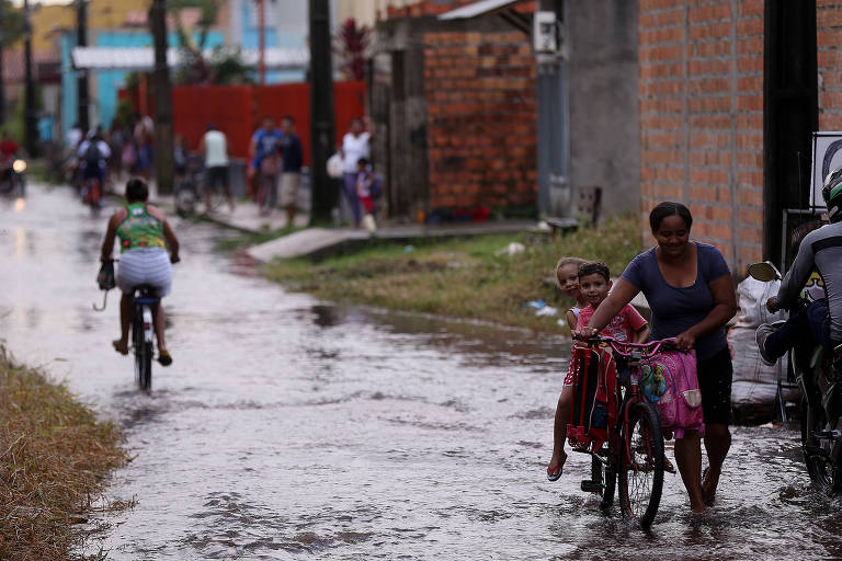Conjunto habitacional Tauari, em Ananindeua, sofre constantes alagamentos após chover, quando canais de esgoto invadem as casas