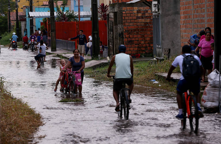 Conjunto habitacional Tauari, em Ananindeua, sofre constantes alagamentos após chover, quando canais de esgoto invadem as casas