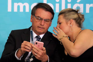 Jair Bolsonaro e a deputada Joice Hasselmann (PSL-SP), na cerimônia da Caixa