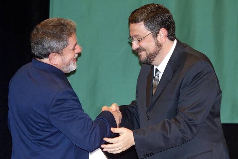 O então presidente eleito Luiz Inácio Lula da Silva cumprimenta Antonio Palocci, que seria seu primeiro ministro da Fazenda Filho, durante o período de transição
