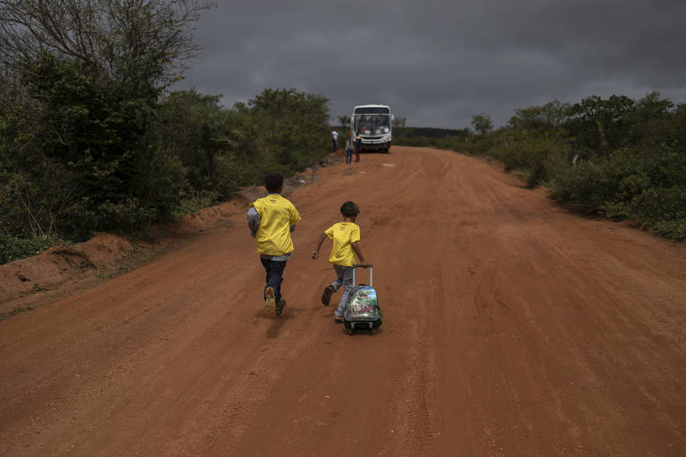 Jovens e crianças recebem formação escolar e profissional no Centro de Transformação da Associação Amigos do Bem, no Vale do Catimbau, em Buíque (PE)