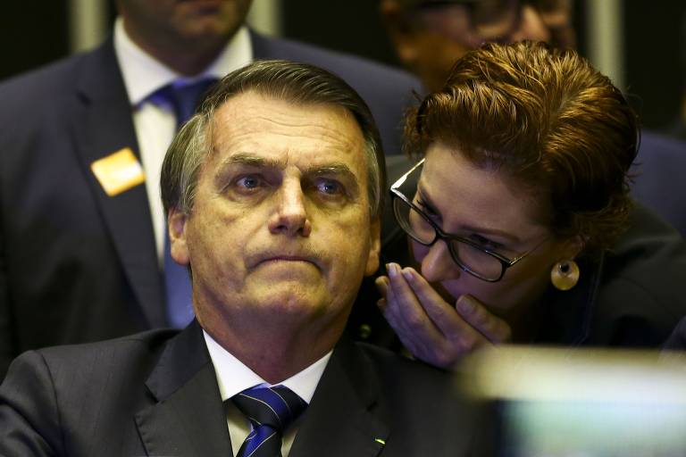 O ex-presidente Jair Bolsonaro (PL) e a deputada federal Carla Zambelli (PL-SP) durante sessão solene na Câmara dos Deputados