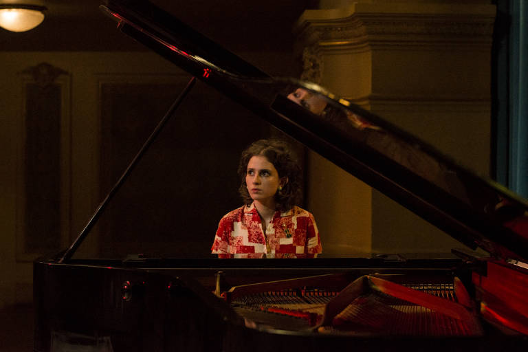 Carol Duarte em cena de 'A Vida Invisível', de Karim Aïnouz