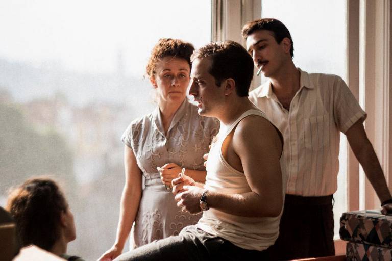 Gregório Duvivier em cena de 'A Vida Invisível', de Karim Aïnouz