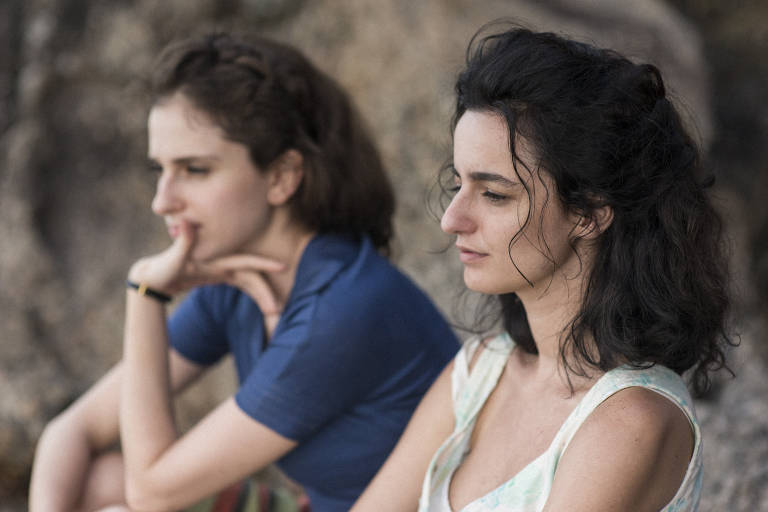 Carol Duarte e Julia Stockler em cena de 'A Vida Invisível', de Karim Aïnouz