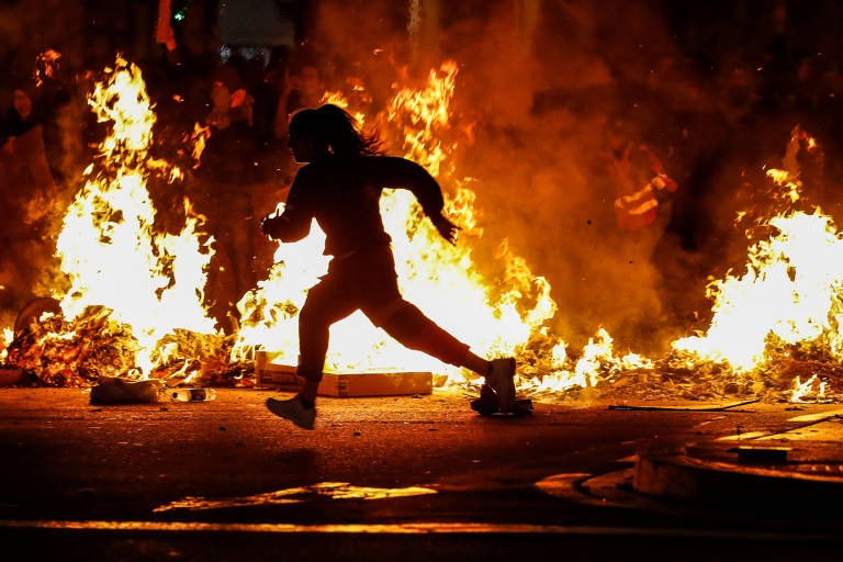 Barcelona vive noite de protestos separatistas e confrontos nas ruas em véspera de greve geral
