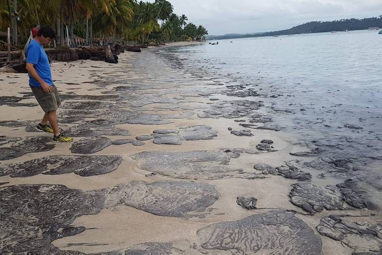 A mancha de óleo que atinge o litoral Nordeste brasileiro chegou à praia dos Carneiros, no município de Tamandaré, em Pernambuco