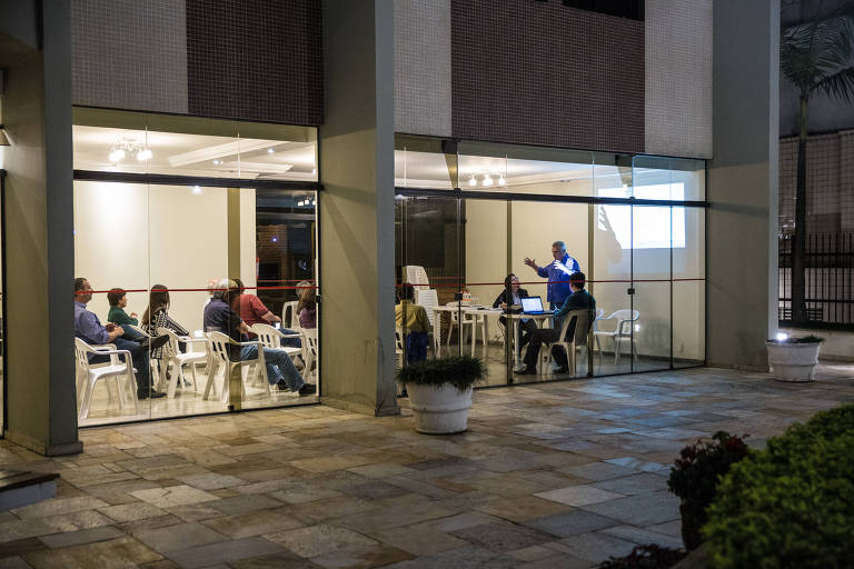 Moradores do Edifício Quadrifóglio, na Vila Mariana, participam de reunião de condomínio