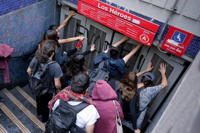 Estudantes na entrada do metrô Los Heroes