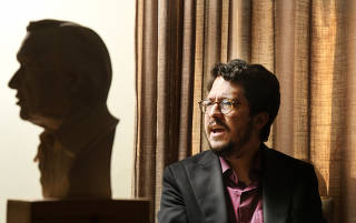 O diretor Josias Teófilo e o busto de Olavo de Carvalho, em sua casa em São Paulo