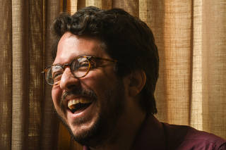 O diretor Josias Teófilo, em sua casa em São Paulo