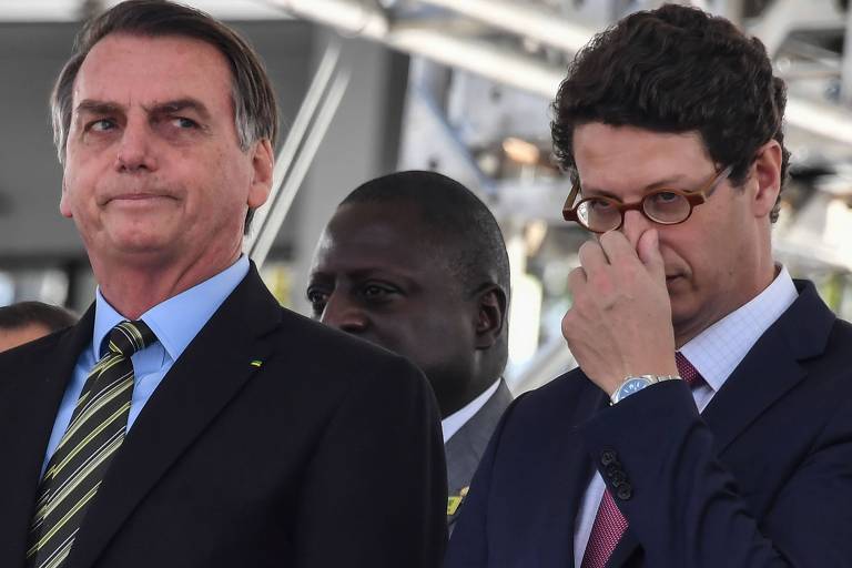O presidente Jair Bolsonaro e o ministro do Meio Ambiente Ricardo Salles, que parece coçar o nariz