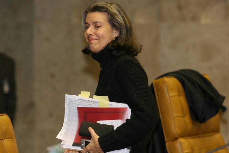 A ministra fez parte do julgamento do caso mensalão. Na foto, ela chega à sessão para avaliar o primeiro item da denúncia da Procuradoria Geral da República contra os 40 acusados de integrar o esquema de corrupção.