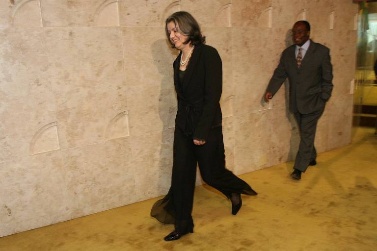 Como ministra do STF, Carmen Lúcia se tornou a primeira mulher a participar de sessão com calça comprida e quebrou a tradição no uso de saias ou vestidos. Na foto, ela caminha para o plenário, em Brasília, DF, no dia 15 de março de 2007.