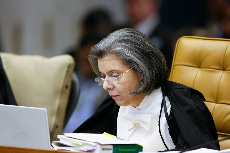 Cármen Lúcia participou de evento virtual 1h depois de se ausentar de julgamento sobre Lula