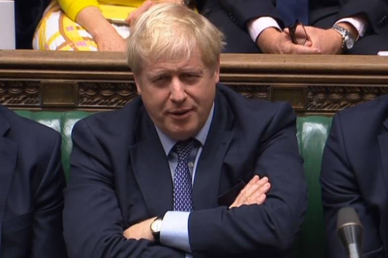 O premiê britânico, Boris Johnson, durante a sessão deste sábado (19) do Parlamento 