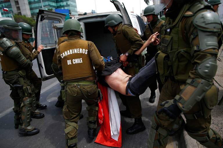 Polícia prende manifestante na Plaza de Maipu neste sábado (19). Protestos começaram contra o aumento de tarifas do metrô