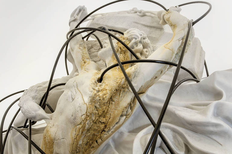 Obra 'Prometheus', de Thomas Feuerstein, exibida na Bienal de Lyon