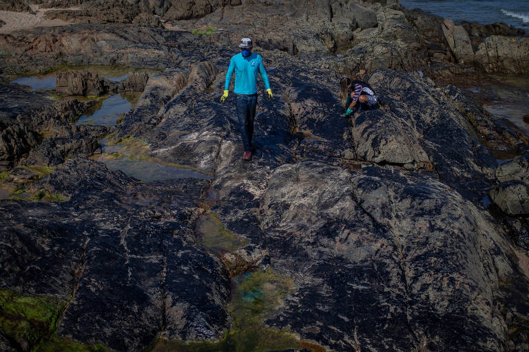 Mancha de óleo na Pedra do Sal, em Itapuã, Salvador