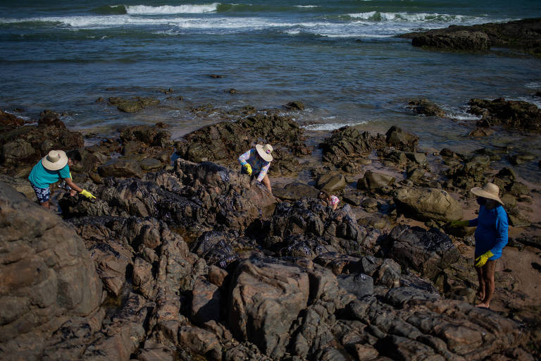 Mancha de óleo na Pedra do Sal, em Itapuã, Salvador