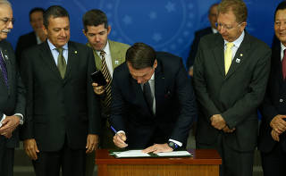 Jair Bolsonaro durante assinatura do decreto que extingue o horário de verão