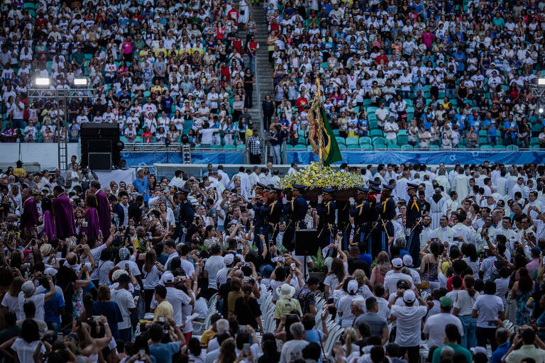 Missa para Irmã Dulce é celebrada em estádio de Salvador 