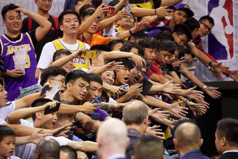 Fãs aguardam passagem de jogadores do Lakers em Shenzhen, durante partida da pré-temporada da NBA