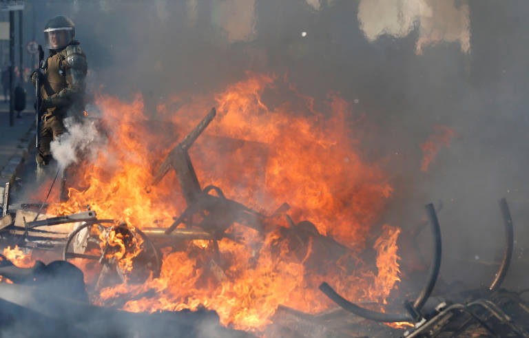 Pessoas morrem e lojas são incendiadas durante protestos em Santiago, no Chile