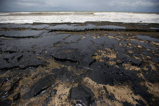 Mancha de petróleo na praia de Sítio do Conde (BA)