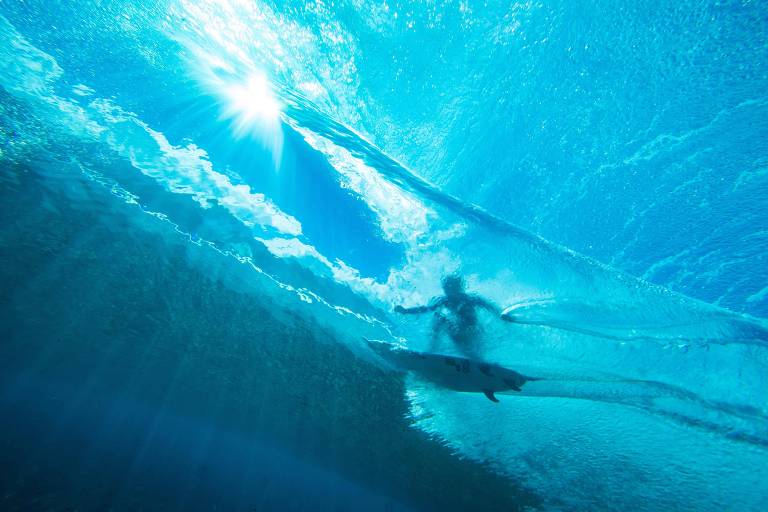 A brasileira Tatiana Weston-Webb surfa em Teahupo’o, no Taiti, local que já foi secreto, mas que será palco da modalidade nas Olimpíadas de Paris-2024