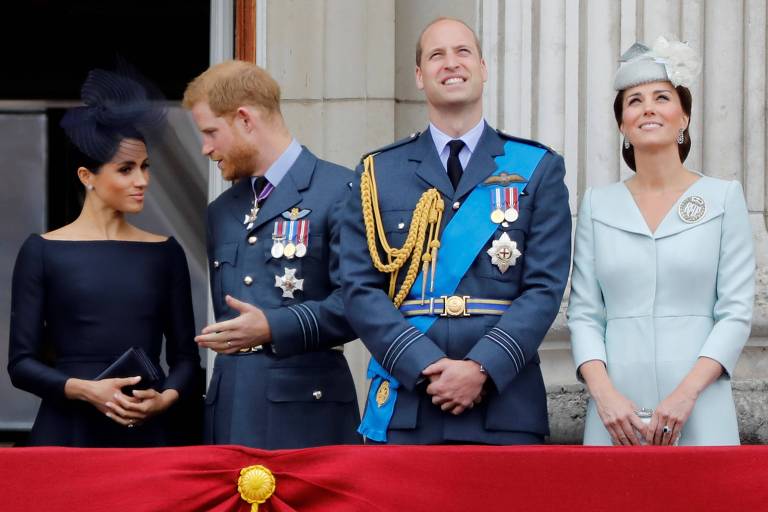 Príncipe Harry e a esposa, Meghan, ao lado do príncipe William e sua esposa, Kate, durante evento real