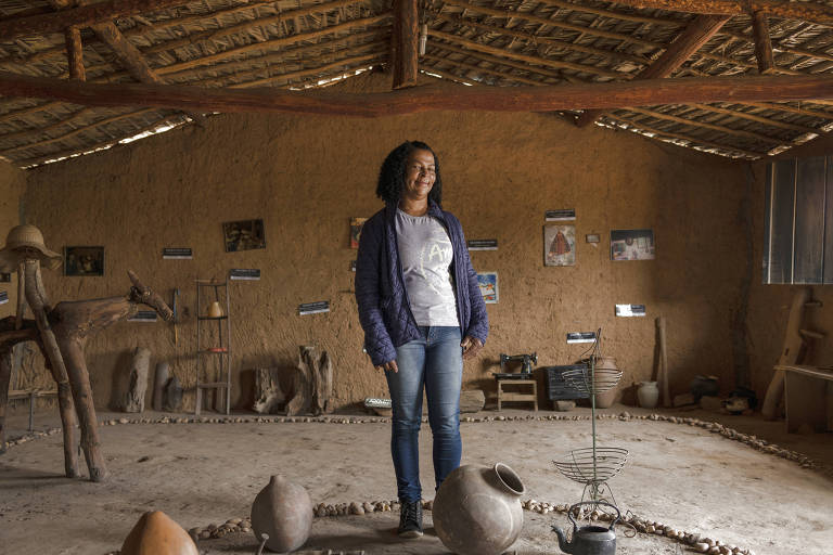 Maria Bezerra, beneficiária da Associação Amigos do Bem, posa para foto em casa construída para sua família em Buíque (PE)