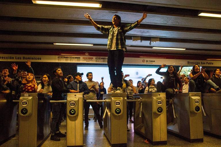 Estudantes protestam na estação de metrô Los Heroes durante manifestação em Santiago