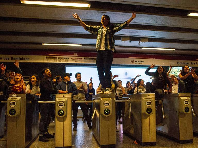 No Chile, manifestantes vão às ruas contra aumento da passagem de ônibus em Santiago