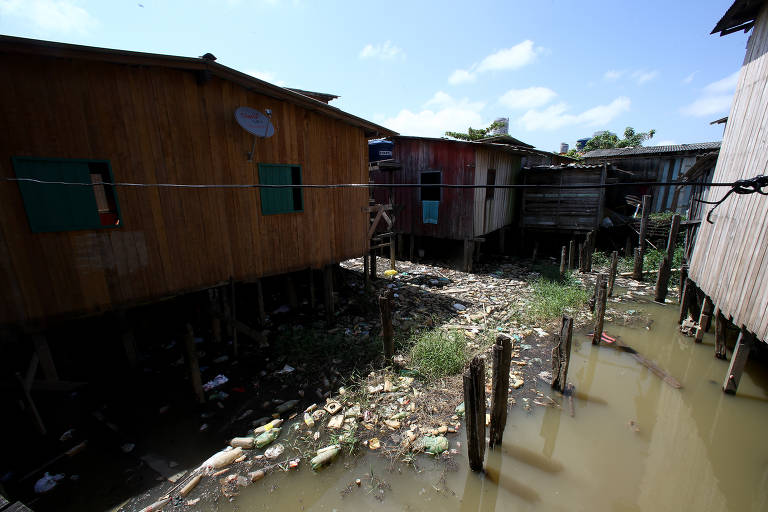 Comunidade de Vila da Barca, em Belém. Morando em palafitas e sem nenhum tipo de coleta de esgoto, moradores convivem com esgoto a céu aberto e lixo que é jogado direto na água da baía do Guajará. A comunidade, que é uma das maiores em palafitas do Brasil, recebeu há anos um projeto modelo que previa construção de casas e equipamentos públicos para retirar os moradores das palafitas, mas o projeto não foi concluído