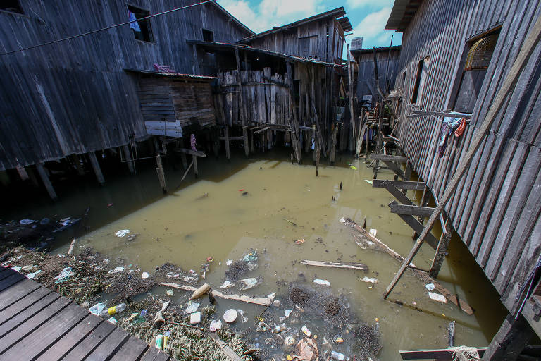 Comunidade de Vila da Barca, em Belém. Morando em palafitas e sem nenhum tipo de coleta de esgoto, moradores convivem com esgoto a céu aberto e lixo que é jogado direto na água da baía do Guajará. A comunidade, que é uma das maiores em palafitas do Brasil, recebeu há anos um projeto modelo que previa construção de casas e equipamentos públicos para retirar os moradores das palafitas, mas o projeto não foi concluído