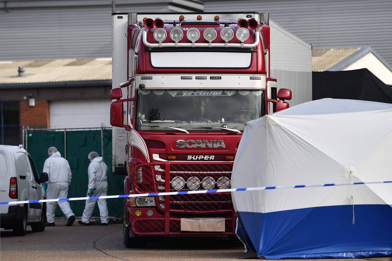 Polícia encontra 39 corpos dentro de caminhão em Essex, na Inglaterra