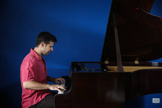 O pianista Cristian Budu na casa dos pais, em São Paulo