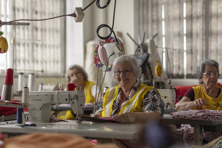 Voluntários da Associação Amigos do Bem trabalham arrecadando alimentos, roupas e brinquedos para moradores em situação de vulnerabilidade no semi-árido nordestino, no bairro do Tatuapé, em São Paulo