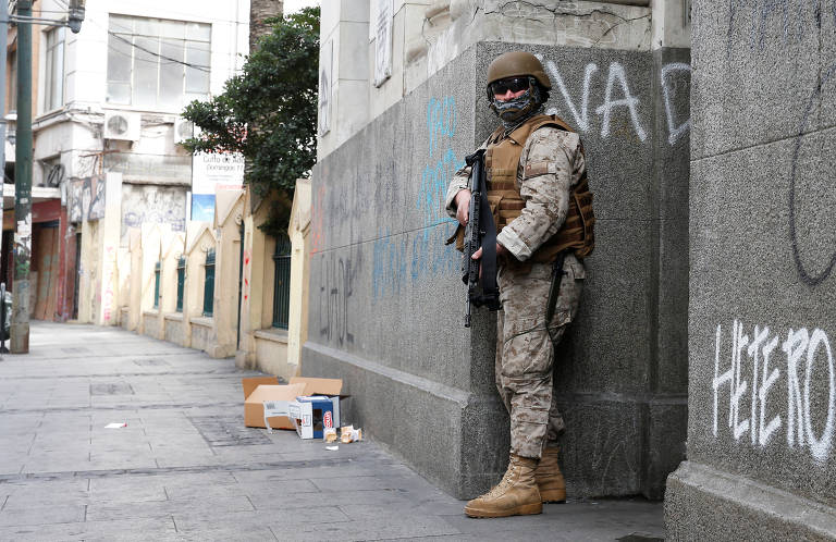 Membro das forças de segurança em estado de guarda durante protestos em Valparaíso