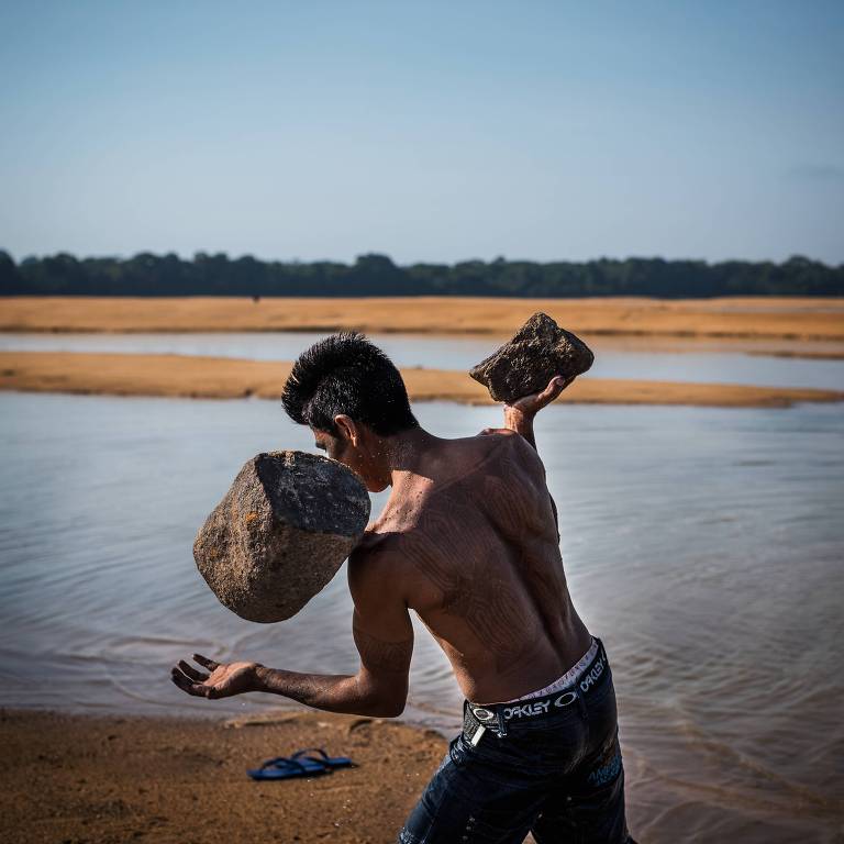Índio munduruku caminha em banco de areia formado no rio Tapajós