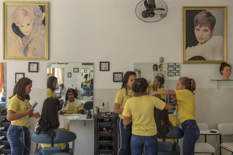 Jovens e crianças recebem formação escolar e profissional no Centro de Transformação da Associação Amigos do Bem, no Vale do Catimbau, em Buíque (PE)