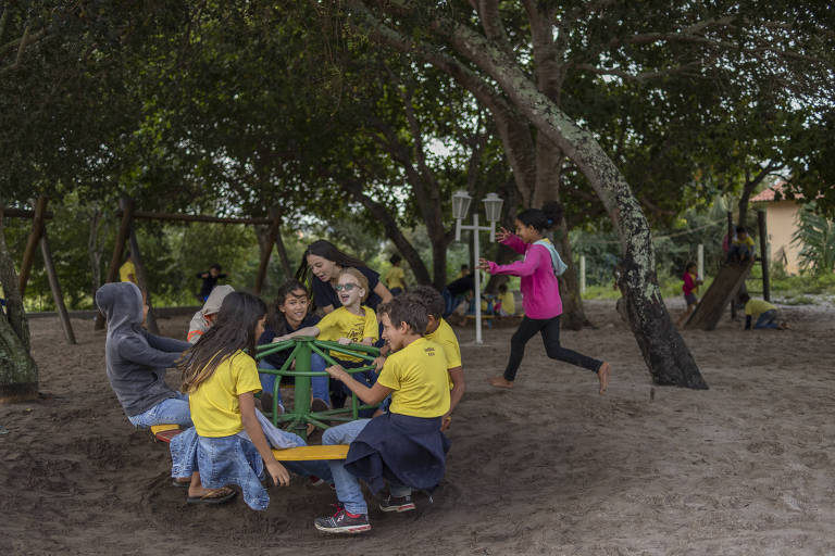 Jovens e crianças recebem formação escolar e profissional no Centro de Transformação da Associação Amigos do Bem, no Vale do Catimbau, em Buíque (PE)