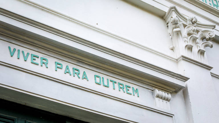 Na fachada da capela e na escadaria de acesso há frases emblemáticas do positivismo, doutrina que dispensa elementos místicos e tem a ciência como dogma