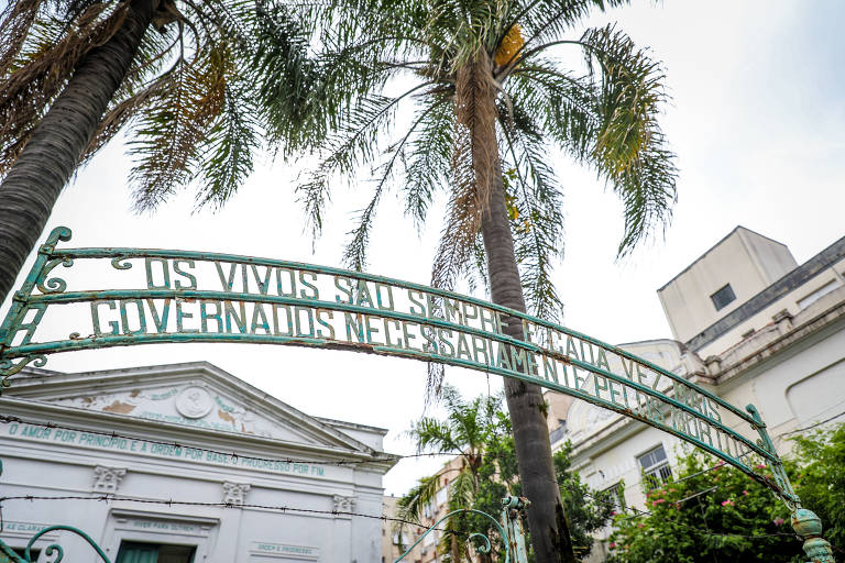 'Os vivos são sempre e cada vez mais necessariamente governados pelos mortos', diz a frase no portão de entrada do templo. Positivismo não possui um deus, mas reverencia mortos que deixaram legados considerados relevantes para a história