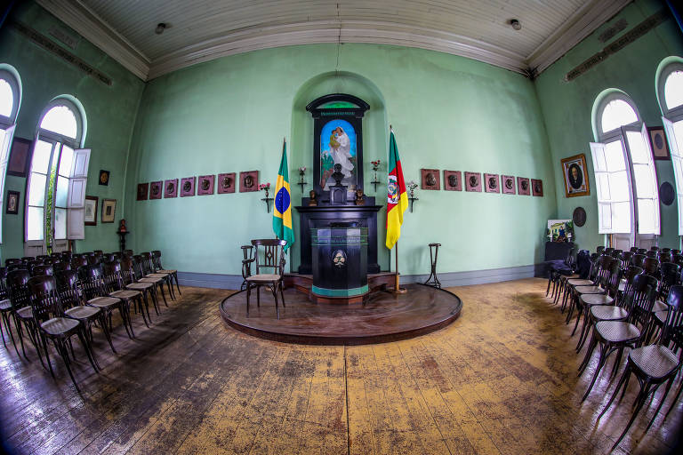 Parte interna da Capela Positivista de Porto Alegre, o único templo positivista em atividade no mundo