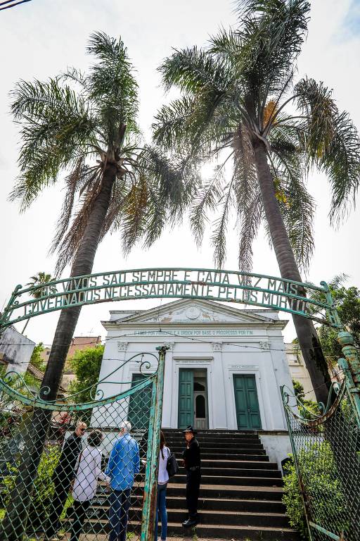 O templo de Porto Alegre, em estilo neoclássico, foi inaugurado em 1928, seguindo o projeto elaborado pelo francês Augusto Comte (1798-1857). Há outra construção do tipo, no Rio de Janeiro, que está fechada