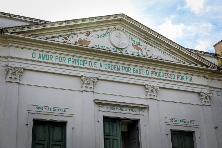 O positivismo é em si uma filosofia, mas gerou uma religião elaborada por Comte, autor do lema 'O amor por princípio e a ordem por base; o progresso por fim'