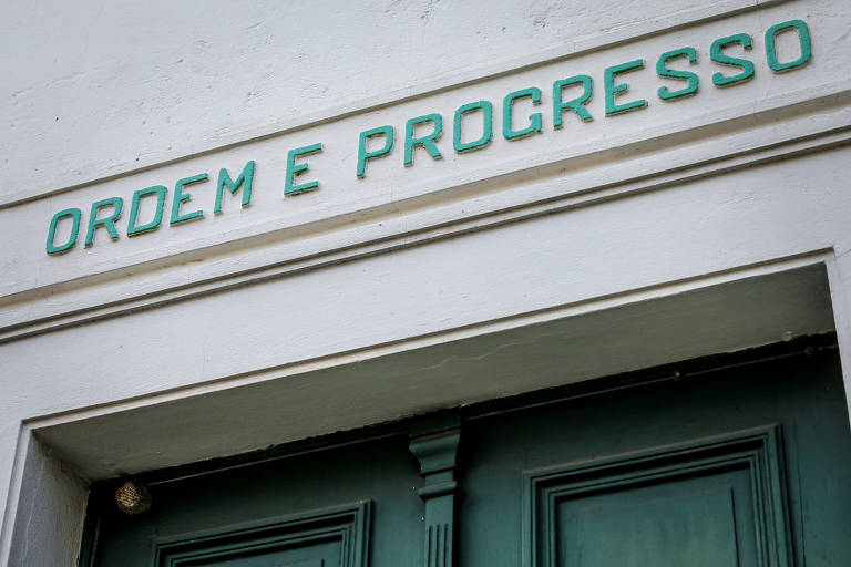 'Ordem e Progresso', lema presente na bandeira do Brasil, tem inspiração positivista e está na fachada do templo