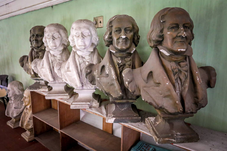 Embora o positivismo dispense elementos místicos, o templo também possui altar, que é adornado com bustos de "grandes homens" que representam áreas do conhecimento, como Gutenberg e Homero. Essas personalidades também nomeiam os meses do calendário positivista --13 no total